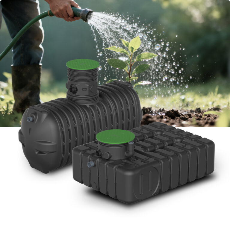 Gartenbewässerung mit Schlauch neben zwei regenwert® Erdtanks