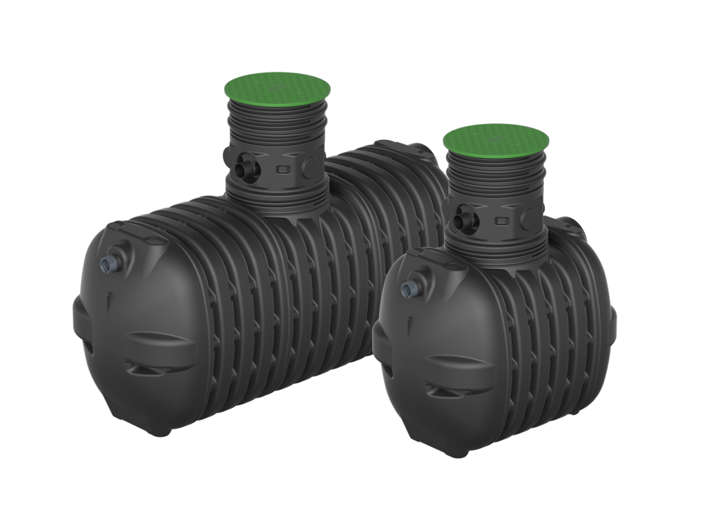 Zwei flache regenwert® Erdtanks mit grünem Domschachtdeckel